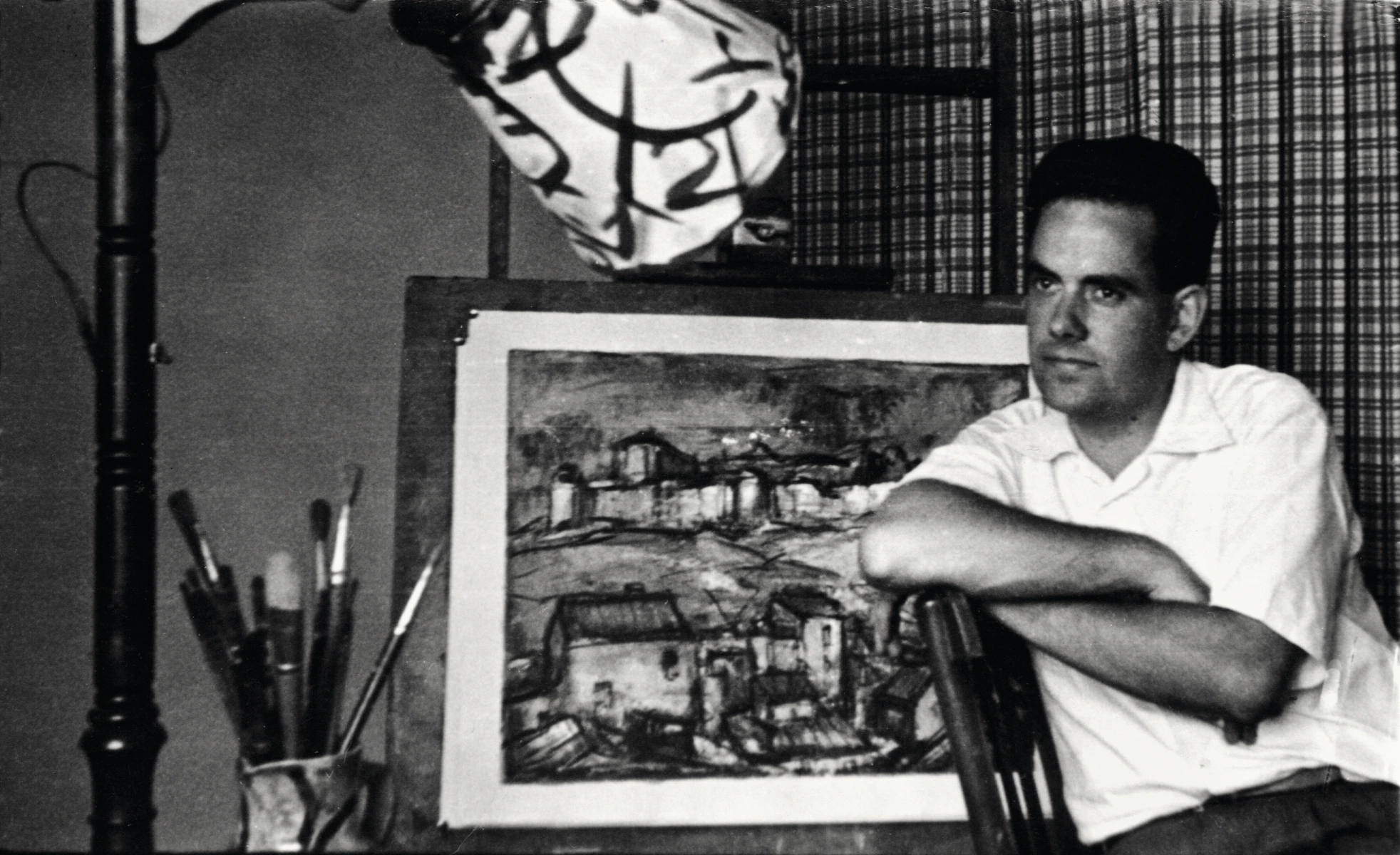Lluís Valls Areny de joven, junto a una de sus obras